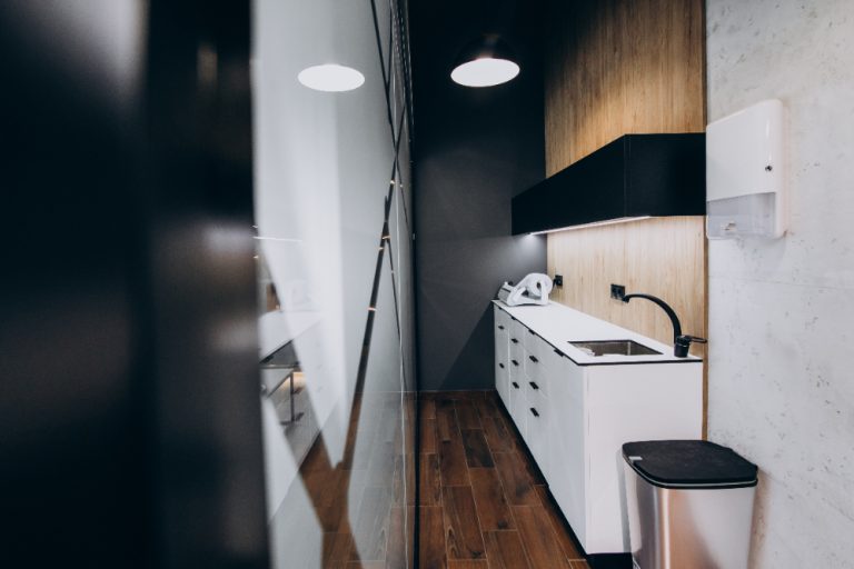 Aménagement cuisine fermée : 5 astuces pour optimiser votre espace