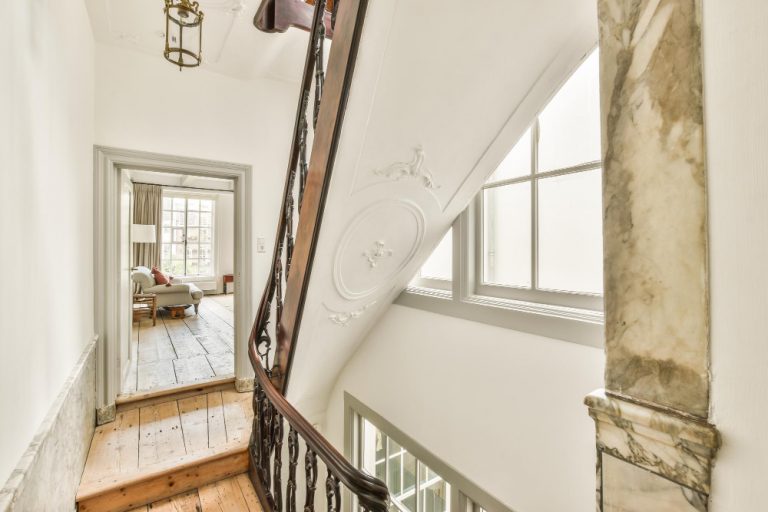 Rénovation d’un appartement des années 70 à Paris : modernisation et préservation du charme rétro