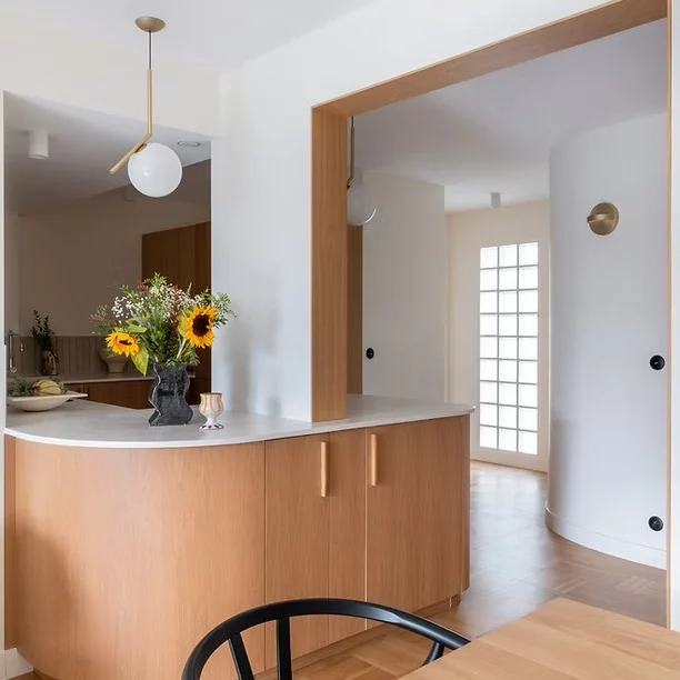 Appartement parisien rénové par Marcel Père et Fils : cuisine ouverte en bois